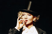 Von Kopf bis Fuß auf Marlene eingestellt : Konzert mit Chris Kolonko, dem Orchester Fink & Steinbach und den bekanntesten Songs von Marlene Dietrich in der Stadthalle Gersthofen (10. April 2015) (©Foto. CK Showkonzepte)